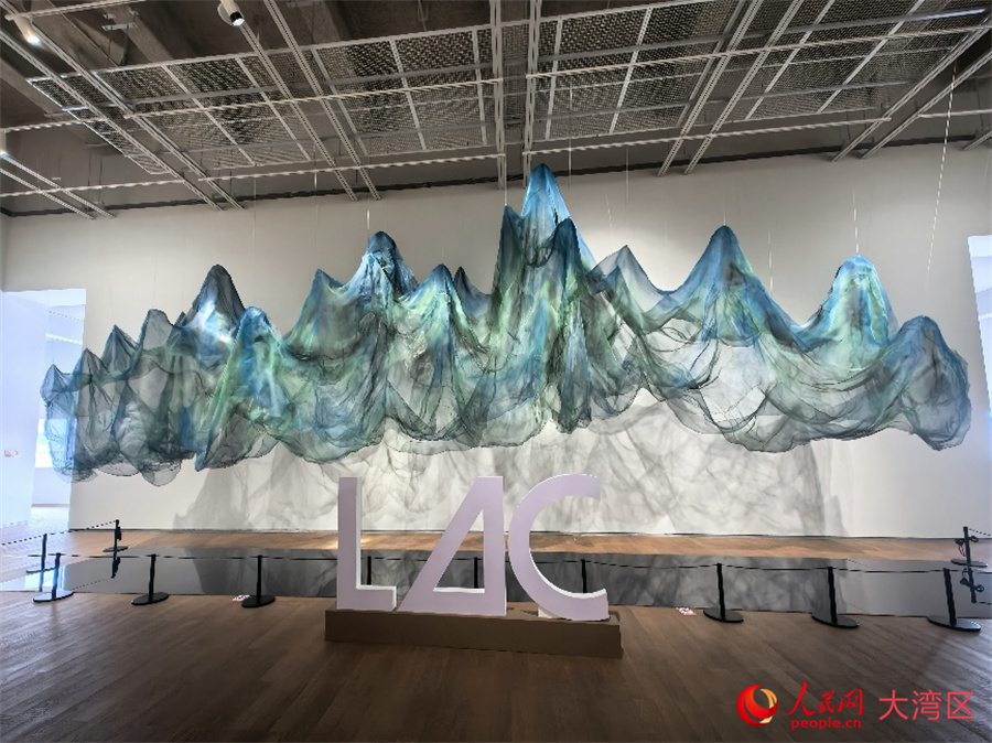 这是10月20日在深圳市龙华区鹭湖艺术中心拍摄的舞蹈诗剧《只此青绿》艺术展。展览萃取《千里江山图》青绿山水意象，以当代艺术形式演绎宋画意境，为传统美学赋予创新表达。人民网 李晋宇摄