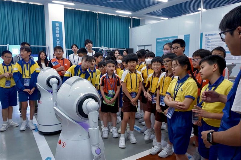 学生在基地观摩具身机器人演示。主办方供图