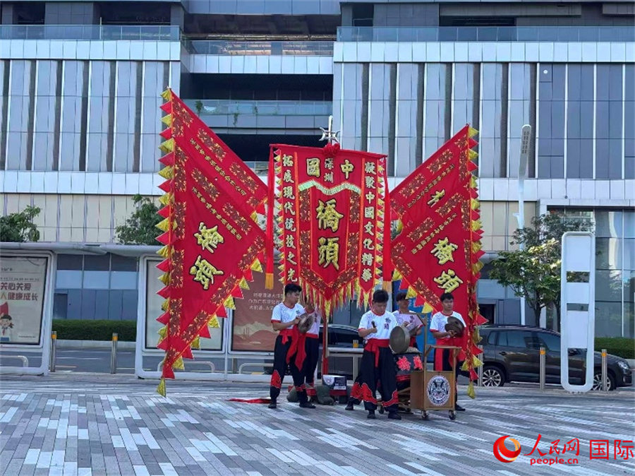 10月23日，在深圳市会展湾会展公园，醒狮团成员正在进行鼓乐展示。人民网 高文潇摄