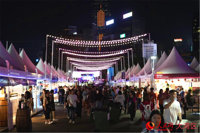 夜幕下的香港美酒佳肴巡礼现场会场人头攒动。人民网 张雨洁摄