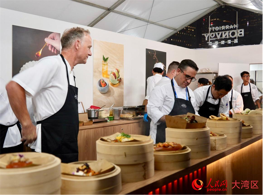 厨师在展位内现场制作小食。人民网 张雨洁摄