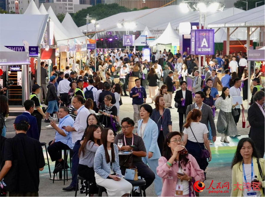 夜幕下的中环海滨会场人头攒动。人民网 张雨洁摄