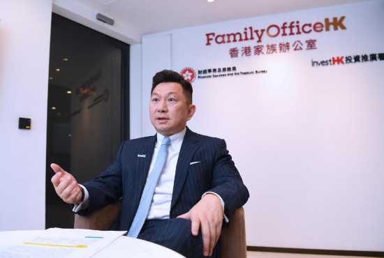 4月10日，香港投资推广署家族办公室环球总裁方展光接受新华社记者专访。新华社记者 陈铎 摄
