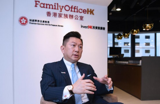4月10日，香港投资推广署家族办公室环球总裁方展光接受新华社记者专访。新华社记者 陈铎 摄