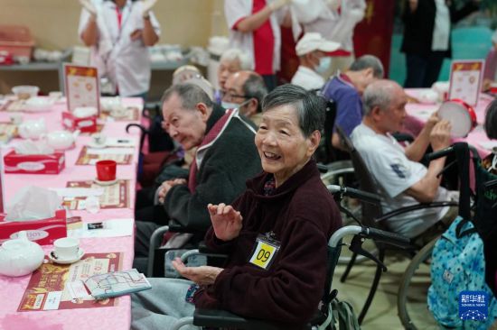5月24日，在香港松悦园耆和护养院，老人家对“茶楼”的餐饮服务赞不绝口。新华社发（王申 摄）