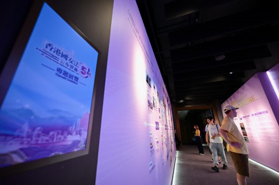 6月12日，观众在香港历史博物馆国家安全展览厅观看香港国安法公布实施五周年专题展览。新华社记者 朱炜 摄