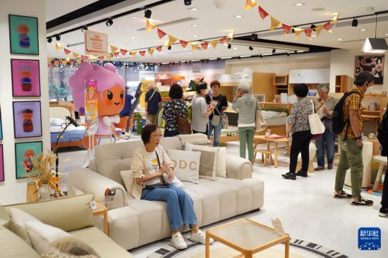 “618”期间，内地电商平台在香港举办线下市集，展示热销商品，提供“线下试用、线上下单”服务，吸引大批市民参与（6月16日摄）。新华社发（郭辛摄）