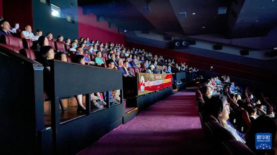 7月6日，观众在香港铜锣湾影艺戏院观看纪录片《里斯本丸沉没》首映场。新华社记者 赵曼君 摄