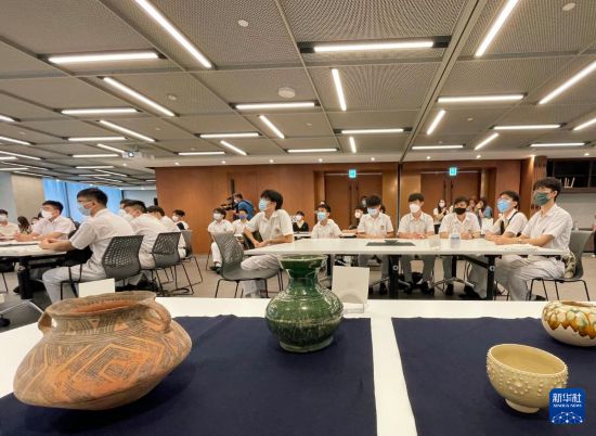 　　2022年8月12日，中学生在香港故宫文化博物馆听老师讲解陶瓷文化。新华社记者 李钢 摄
