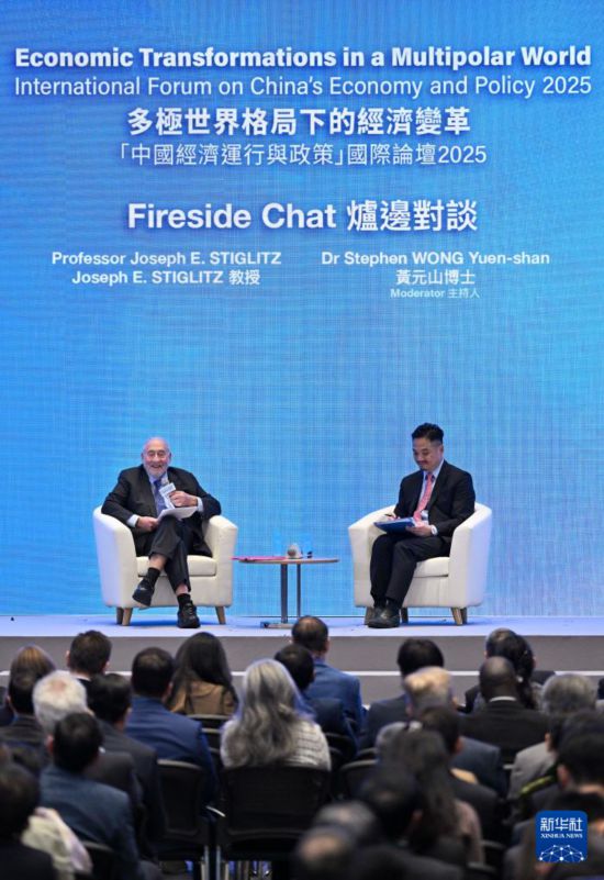 11月18日,诺贝尔经济学奖得主约瑟夫·施蒂格利茨(左)参加“中国经济运行与政策”国际论坛。新华社记者 陈铎 摄