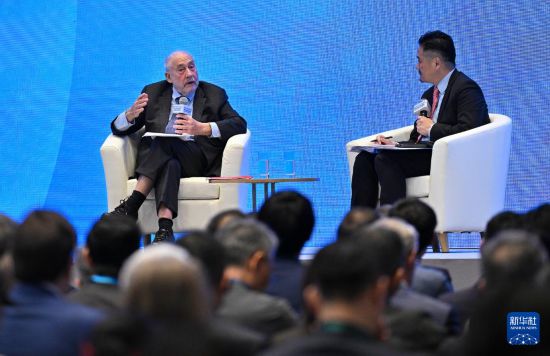 11月18日,诺贝尔经济学奖得主约瑟夫·施蒂格利茨(左)参加“中国经济运行与政策”国际论坛。新华社记者 陈铎 摄