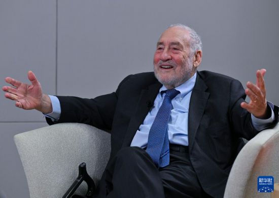 11月18日,诺贝尔经济学奖得主约瑟夫·施蒂格利茨接受新华社记者专访。新华社记者 陈铎 摄