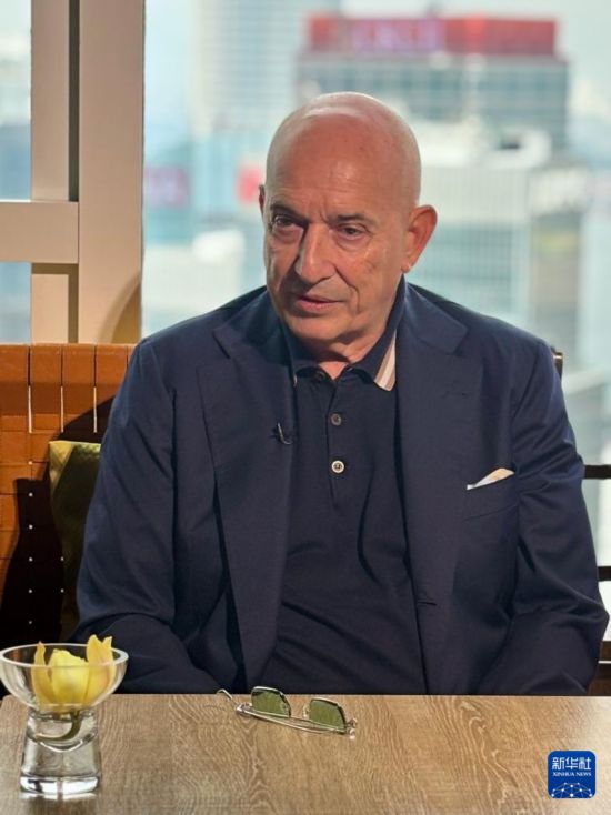 11月18日,国际航运公会主席埃马努埃莱·格里马尔迪接受新华社记者专访。新华社记者 许淑敏 摄