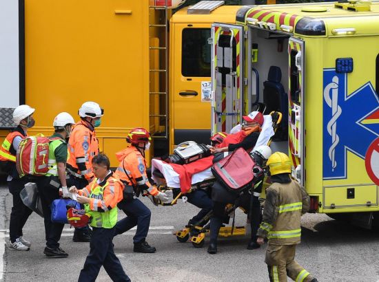 11月27日，救援人员从香港大埔屋邨宏福苑火灾现场运出伤者。新华社记者 陈铎 摄