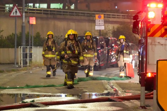 11月27日凌晨拍摄的香港大埔宏福苑火灾救援现场。新华社记者 朱炜 摄
