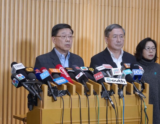 11月27日，香港特区行政长官李家超（左）在政府总部会见传媒介绍最新进展。新华社发（许朗轩摄）