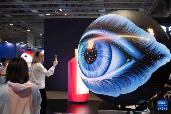 12月4日,与会者在2025全球智能机械与电子产品博览会上参观。新华社发