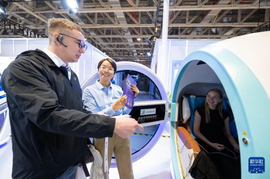 12月4日,与会者在2025全球智能机械与电子产品博览会上参观。新华社发