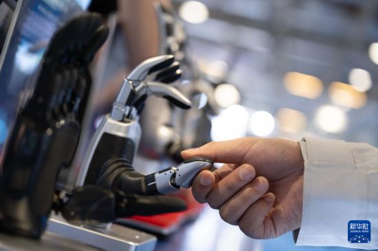 12月4日,与会者在2025全球智能机械与电子产品博览会上参观。新华社发