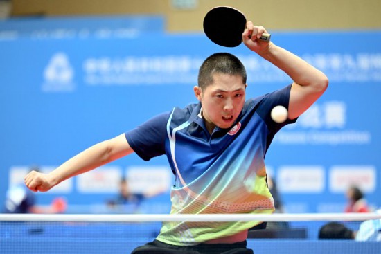 12月6日,陕西队选手王瑜在男子单打30岁及以上组比赛中。当日,全国第十二届残疾人运动会暨第九届特殊奥林匹克运动会特奥乒乓球项目首日比赛在香港举行。新华社发(胡潇 摄)