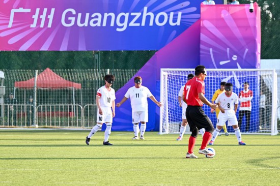 12月8日，在全国第十二届残疾人运动会暨第九届特殊奥林匹克运动会盲人足球项目男子组小组赛中，福建队4:0战胜河南队。新华社记者 陈浩明 摄