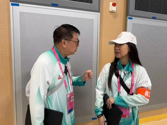 曾松辉(左)和罗美玲交接工作。新华社记者 胡佳丽 摄