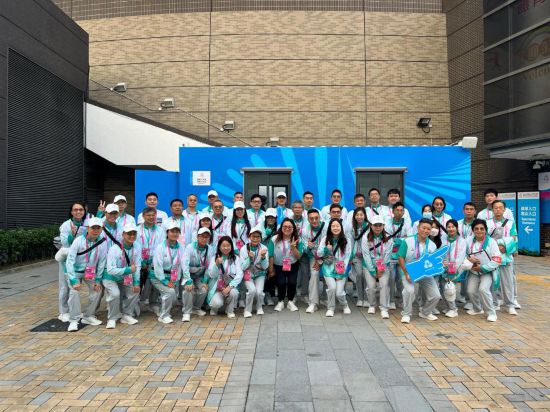 义工们在马鞍山体育馆前合影。受访者供图