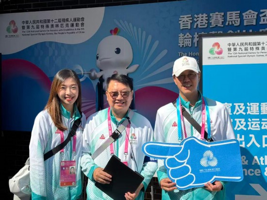 曾松辉(中)和义工伙伴们合影。新华社记者 胡佳丽 摄