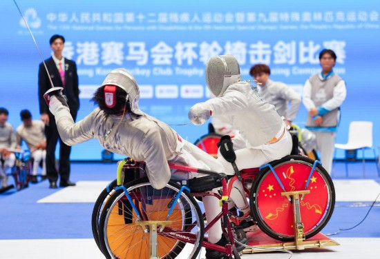12月10日,全国第十二届残疾人运动会轮椅击剑项目比赛在香港举行。新华社记者 侯俊 摄