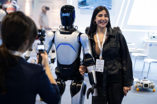 12月4日，与会者在2025全球智能机械与电子产品博览会上参观。新华社发