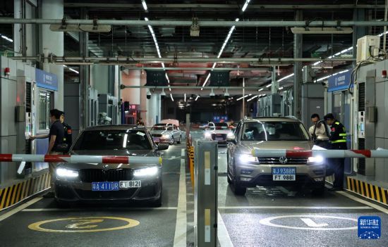 12月23日零时,“粤车南下”入境香港市区的首批通关车主在“一站式”通道办理通关手续。新华社记者 黄国保 摄