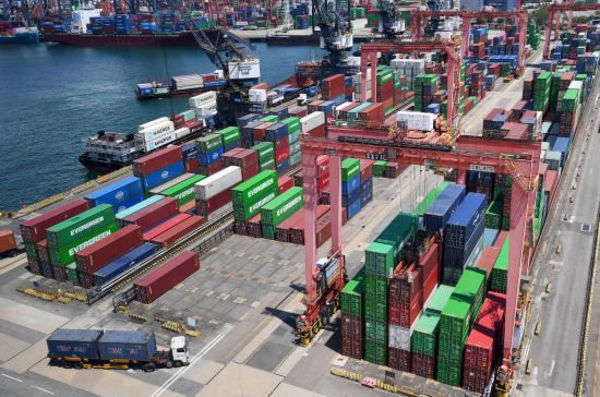 　　这是5月22日拍摄的香港货柜码头。新华社记者 陈铎 摄