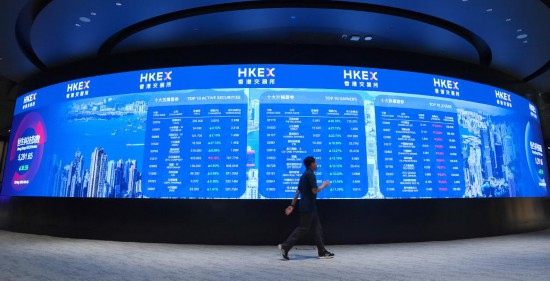 　　这是5月20日拍摄香港交易所电子显示屏。新华社记者 陈铎 摄