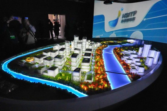 2025年12月22日，媒体记者在开园典礼后拍摄沙盘。新华社记者 朱炜 摄