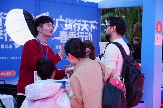 在“广货行天下”春季行动消费电子专场促销活动现场，国外游客与商家交谈。新华社记者 王丰 摄
