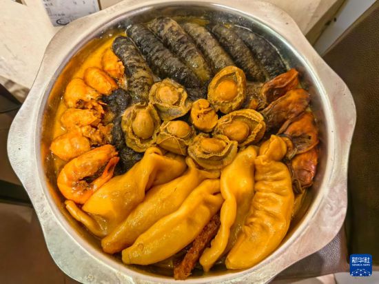 　　私房菜馆“南记”制作的新春秘制盆菜（2月14日摄）。新华社记者 宋晨 摄