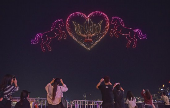 　　2月14日，人们在香港湾仔海滨观看、拍摄无人机表演。新华社记者 陈铎 摄