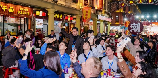 1月16日,“广东年味 世界共享”——请到广东过大年新春活动在汕头镇邦美食街启幕,30个国家和地区的百余名外籍达人齐聚。新华社发