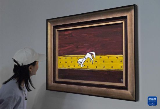 3月24日，一名女士在佳士得香港2026春季拍卖预展上观赏常玉的作品《毯上的曲腿马》。新华社记者陈铎摄