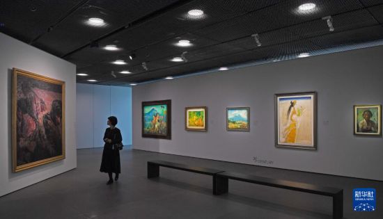 3月24日，一名女士在佳士得香港2026春季拍卖预展上参观。新华社记者陈铎摄