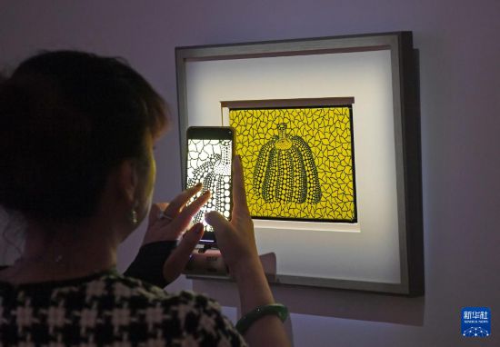 3月24日，一名女士在佳士得香港2026春季拍卖预展上拍摄草间弥生的作品《南瓜》。新华社记者陈铎摄
