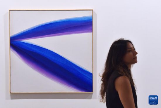 3月25日，一名女士在2026年巴塞尔艺术展香港展会预展上参观。新华社记者 陈铎 摄