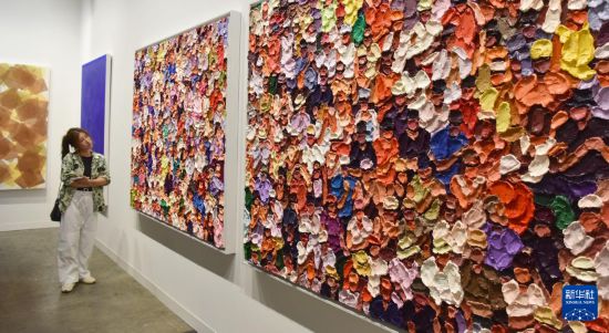 3月25日，一名女士在2026年巴塞尔艺术展香港展会预展上参观。新华社记者 陈铎 摄