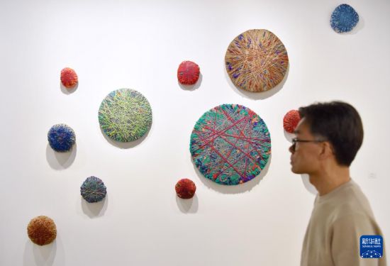 3月25日，一名男士在2026年巴塞尔艺术展香港展会预展上参观。新华社记者 陈铎 摄