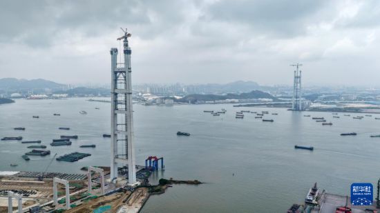 这是3月26日拍摄的狮子洋大桥东、西主塔（无人机照片）。新华社记者 卢汉欣 摄