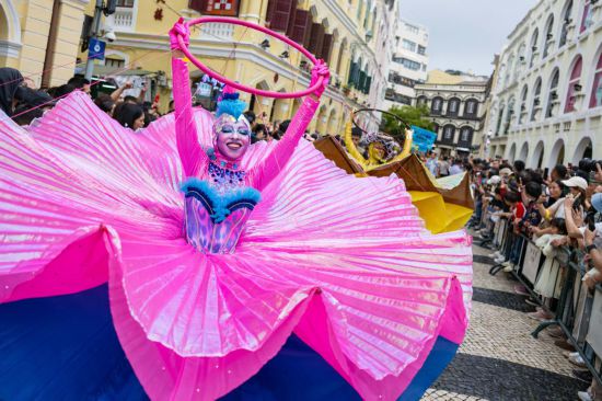  3月29日，表演队伍在2026澳门国际幻彩大巡游上。新华社发（张金加 摄）