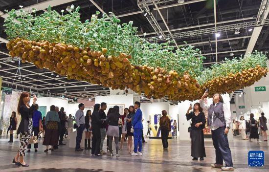 3月25日，人们在2026年巴塞尔艺术展香港展会预展上参观拍照。新华社记者 陈铎 摄