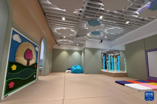 位于香港国际机场一号客运大楼的“感知阁”面积约为30平方米，内部均由软垫覆盖，可调式光源能有效缓解感官过敏（3月31日摄）。 新华社发（龙镜伊 摄）