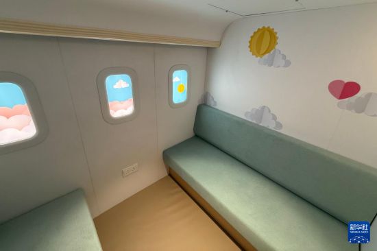 　位于香港国际机场一号客运大楼的“感知阁”内设有模拟机舱，可以帮助特殊旅客提前适应航程（3月31日摄）。 新华社发（龙镜伊 摄）