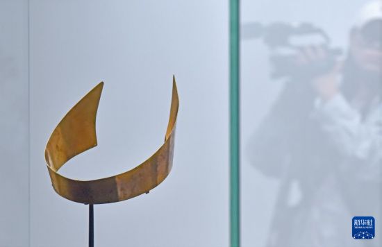 4月14日，媒体记者在拍摄一款头饰作品。新华社记者 陈铎 摄